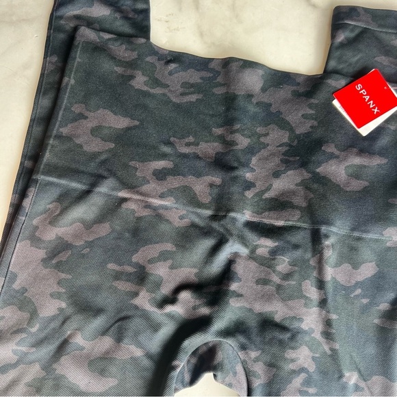 Spanx Size 2X Plus Size Seamless Look at me Leggings in Black Camo NEW! - Picture 4 of 6